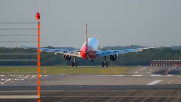 Samolot lądujący w Dusseldorf — Wideo stockowe