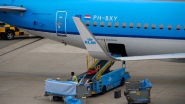 Bavulları uçağa yüklüyorum.