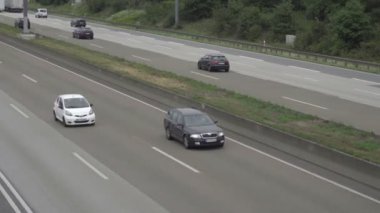 Dört yönlü Autobahn Frankfurt Havaalanı yakınında