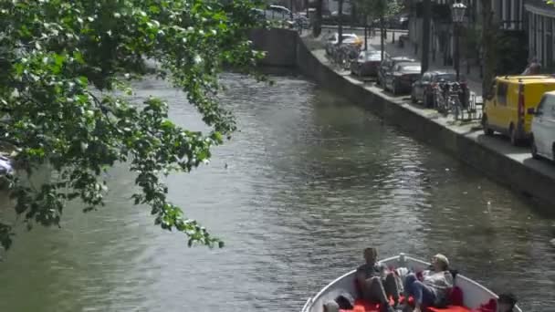 Rejs kanałem łodzi w Amsterdam — Wideo stockowe