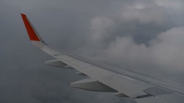 Gökyüzü uçakta ve hareketli bulut