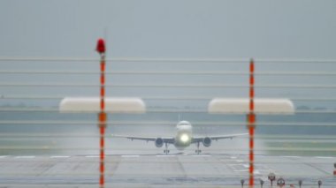 Yağmurlu havada uçak kalkıyor.