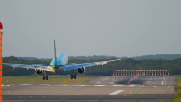 Avión aterrizando en Düsseldorf — Vídeo de stock