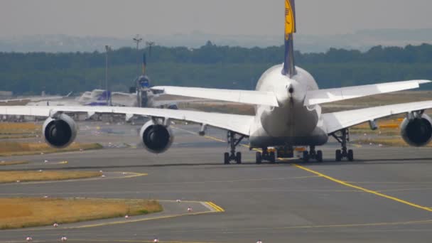 Remolque Lufthansa Airbus 380 — Vídeos de Stock