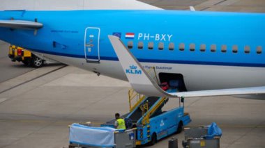 Bavulları uçağa yüklüyorum.