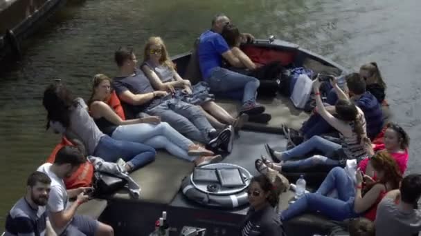 Canal barco de cruzeiro em Amsterdã — Vídeo de Stock