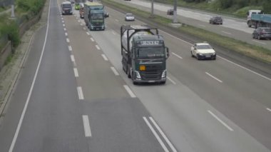 Dört yönlü Autobahn Frankfurt Havaalanı yakınında