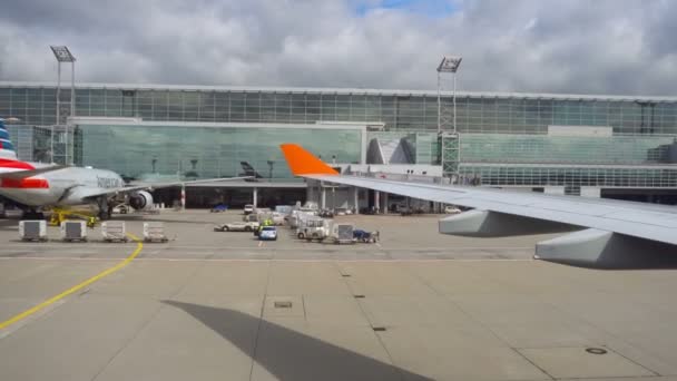 Vorfeldverkehr am Flughafen Frankfurt — Stockvideo