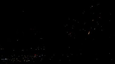 Akşamları yanıp sönen havai fişek