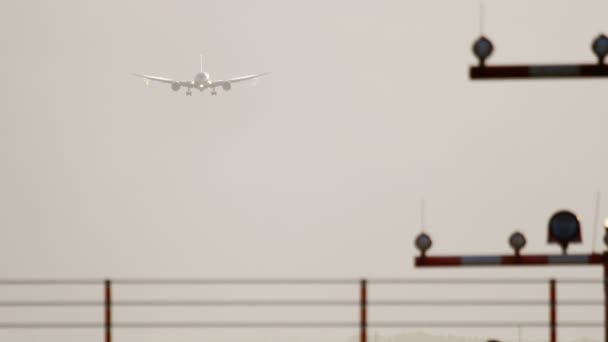 Широкофюзеляжные самолеты приближаются на рассвете — стоковое видео