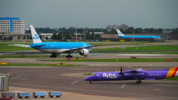 Schiffsverkehr am Flughafen — Stockvideo