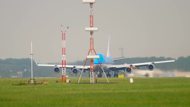 Klm オランダ航空ボーイング 747 型機が出発前に加速します。 — ストック動画