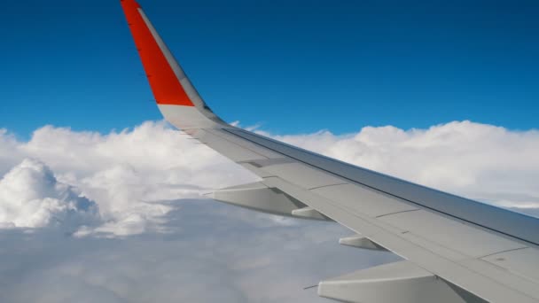 Aile de l'avion sur le ciel et nuage en mouvement 