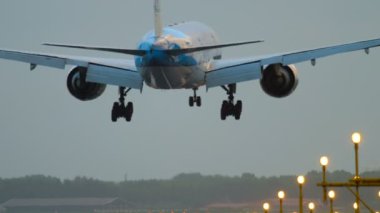 KLM Boeing 777 inişi