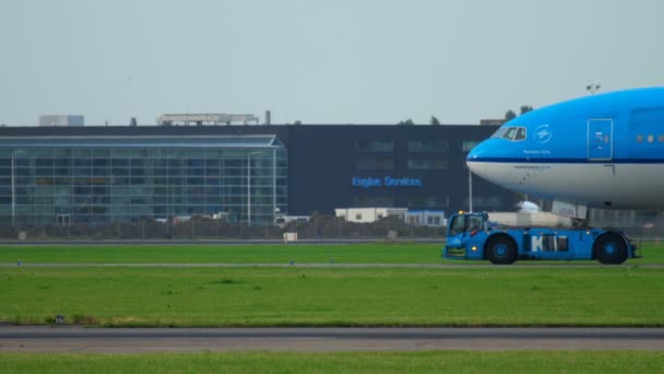 Remolque de avión al servicio — Vídeos de Stock