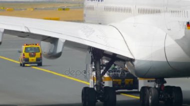 Lufthansa Airbus 380 'i çekiyoruz.