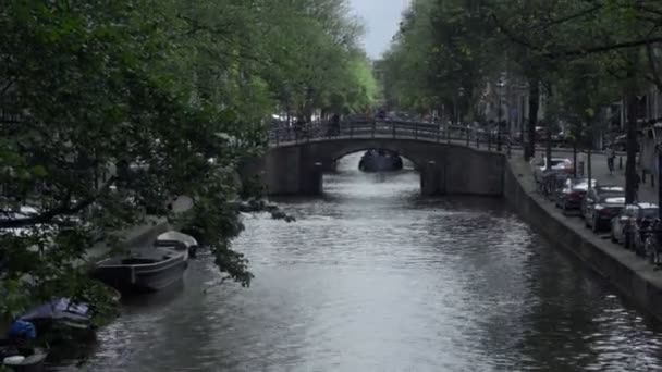 Canal cruise boot in Amsterdam — Stockvideo