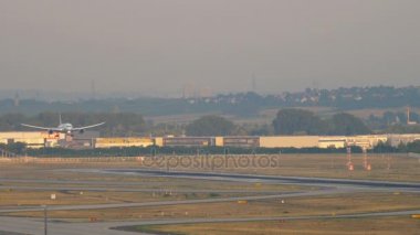 Boeing 787 yaklaşıyor ve açılış