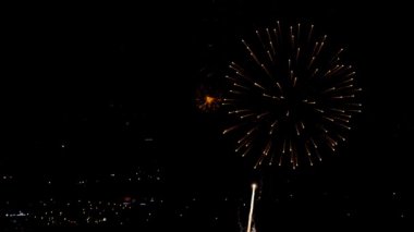 Akşamları yanıp sönen havai fişek