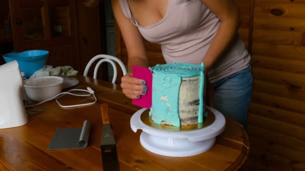 Приготовление торта в домашних условиях — стоковое видео