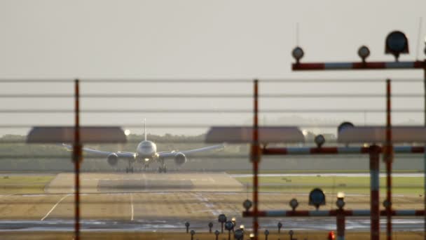 Großraumflugzeug im Anflug bei Sonnenaufgang — Stockvideo