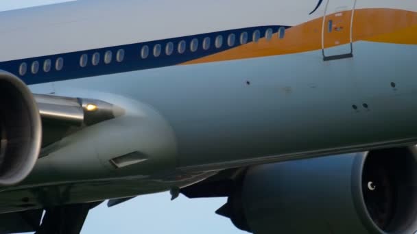 Jet Airways Boeing 777 acercándose — Vídeos de Stock