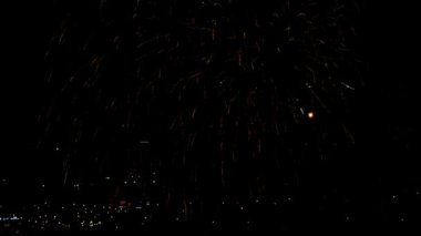 Akşamları yanıp sönen havai fişek