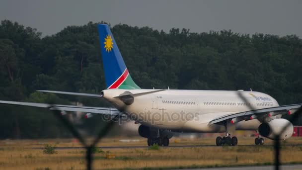 Air Namibië Airbus 330 aan begin — Stockvideo