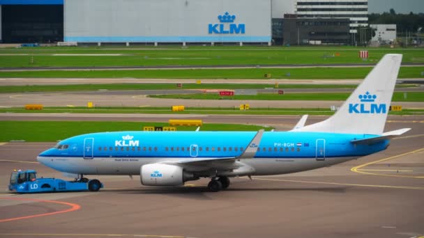 KLM Boeing 737 çekme — Stok video