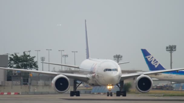 Boeing 777 rodaje después del aterrizaje — Vídeo de stock
