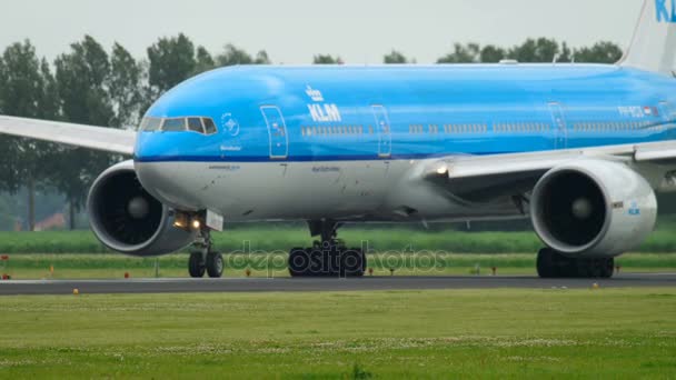 KLM Boeing 777 önce hareket — Stok video