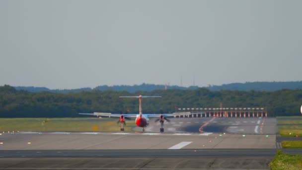 Airplane taxiing to the start — Stock Video