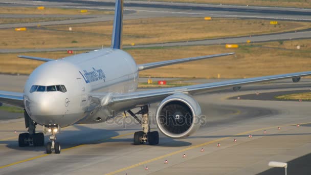 Boeing 777 taxiing after landing — Stock Video