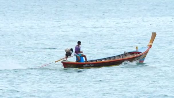 Barco de cauda longa no oceano — Vídeo de Stock