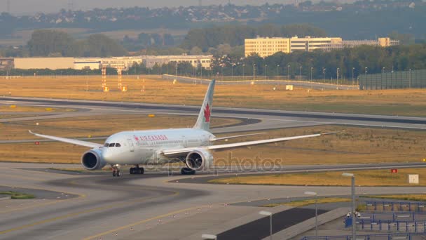 Boeing 787 in rullaggio dopo l'atterraggio — Video Stock