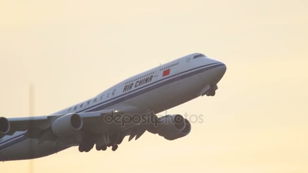 Air China Boeing 747 decollo — Video Stock