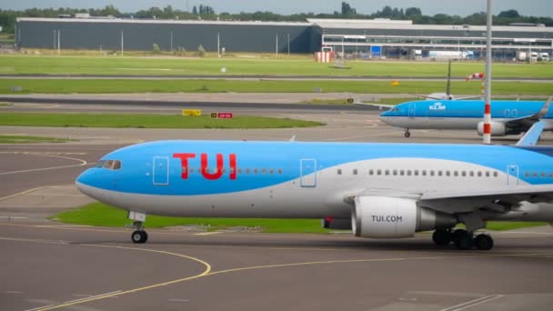 Avión en rodaje antes de la salida — Vídeos de Stock