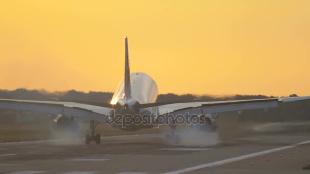 Avión aterrizando temprano en la mañana — Vídeos de Stock