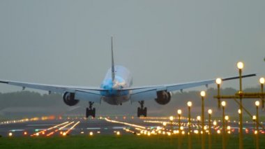 KLM Boeing 777 inişi
