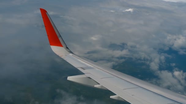 Крило літака на небі і хмара при русі — стокове відео