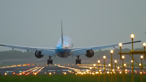 KLM Boeing 777 landing — Stockvideo