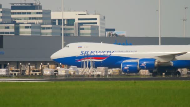 Boeing 747 cargo taxiing after landing — Stock Video