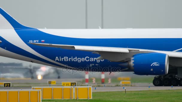 AirBridgeCargo Boeing 747 kalkıştan önce kalkışa hazırlanıyor. — Stok video