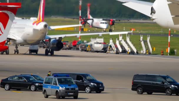 Cortejo gubernamental en Dusseldorf aeropuerto — Vídeo de stock