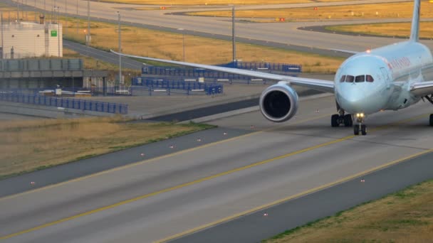 Boeing 787 in rullaggio dopo l'atterraggio — Video Stock