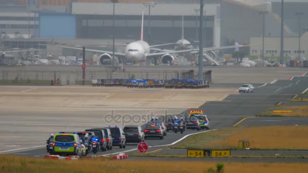 Cortejo gubernamental en Frankfurt aeropuerto — Vídeos de Stock