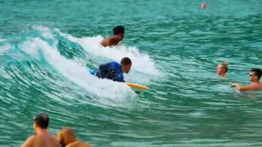 Sörfçü dalgaları üzerinde