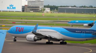 Uçak kalkıştan önce kalkıyor.