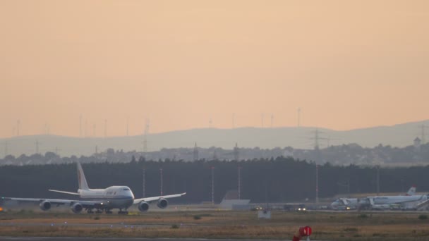 空気中国のボーイング 747 型機、離陸 — ストック動画