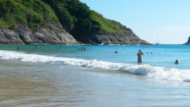 Turisták Nai Harn beach — Stock videók